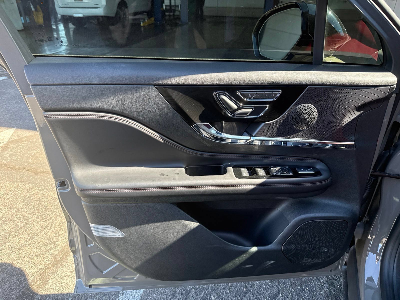Certified 2025 Lincoln Corsair Reserve w/ Jet Appearance Package AWD/4WD image 11