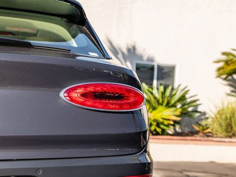 Used 2025 Bentley Bentayga image 40