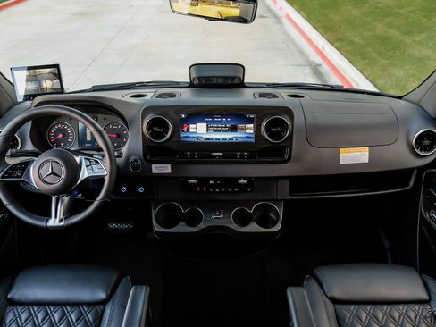 Used 2025 Mercedes-Benz Sprinter 3500 image 31