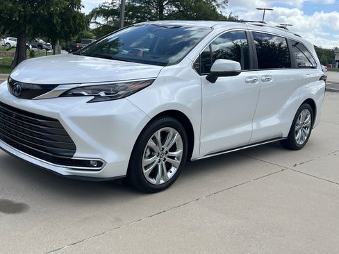 Used 2024 Toyota Sienna Platinum FWD image 3