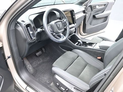 Used 2023 Volvo XC40 Recharge Ultimate image 10