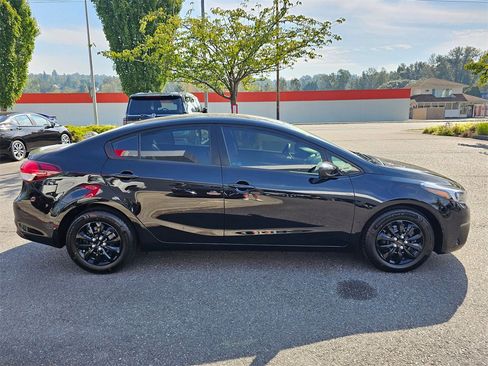 Used 2017 Kia Forte LX image 4