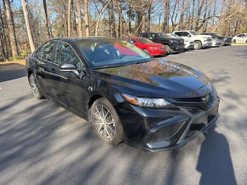 Used 2024 Toyota Camry SE image 1