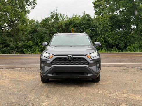 Used 2020 Toyota RAV4 XLE w/ Convenience Package FWD image 2