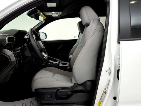 Used 2025 Toyota Tacoma SR5 AWD/4WD image 32