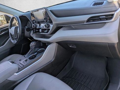 Used 2021 Toyota Highlander XLE image 24