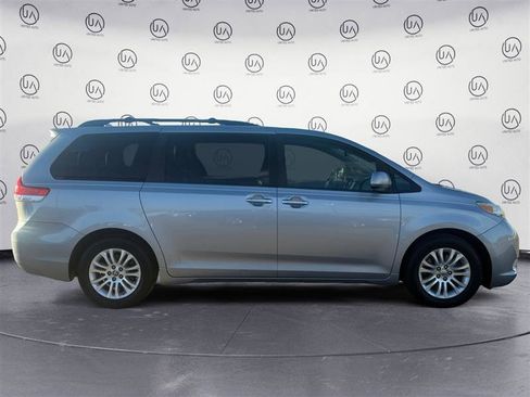 Used 2013 Toyota Sienna Limited image 6