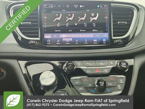 Certified 2025 Chrysler Pacifica Limited image 26
