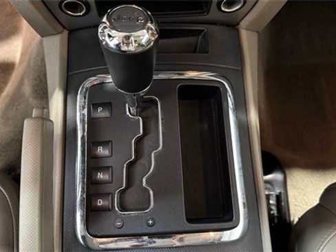 Used 2007 Jeep Commander Sport image 28