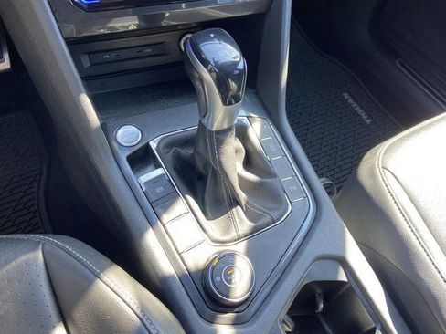 Certified 2022 Volkswagen Tiguan SE R-Line image 22