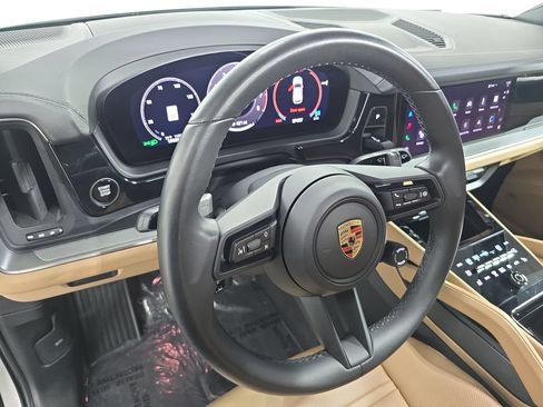 Certified 2024 Porsche Cayenne AWD/4WD image 4