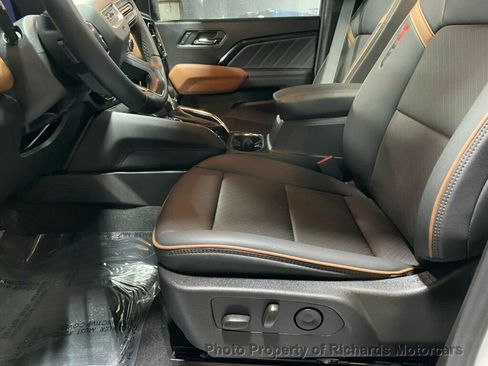 Used 2025 GMC Canyon AT4 w/ Technology Plus Package AWD/4WD image 10