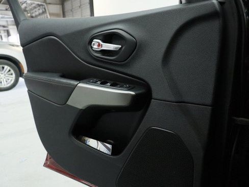Used 2019 Jeep Cherokee Latitude Plus FWD image 19