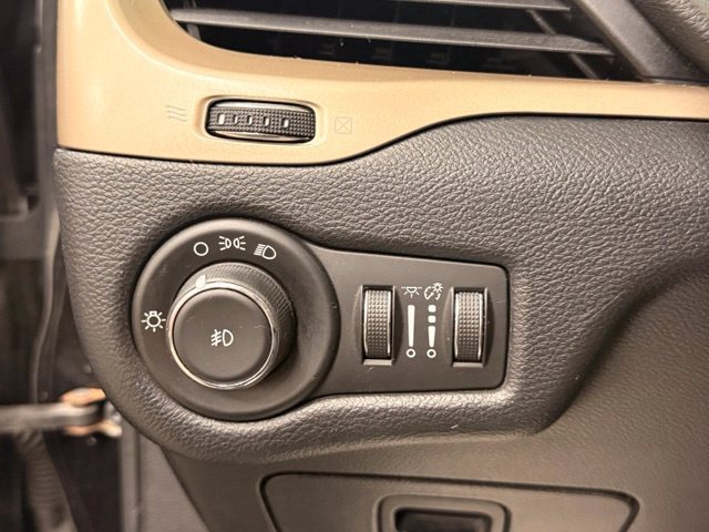 Used 2014 Jeep Cherokee Latitude FWD image 15