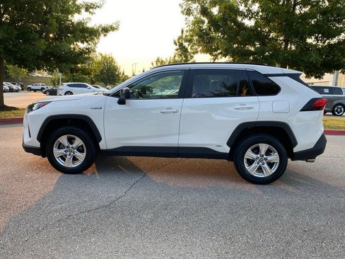 Used 2021 Toyota RAV4 LE AWD/4WD image 4