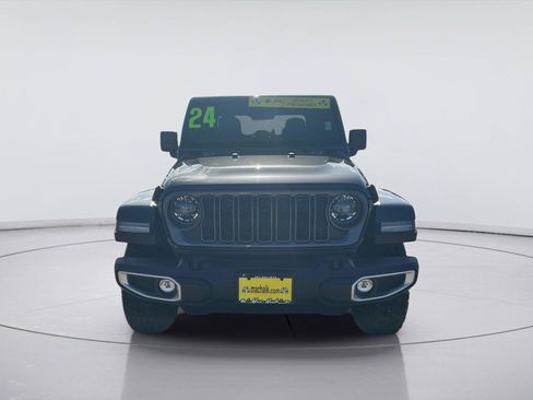 Used 2024 Jeep Gladiator Sport AWD/4WD image 2