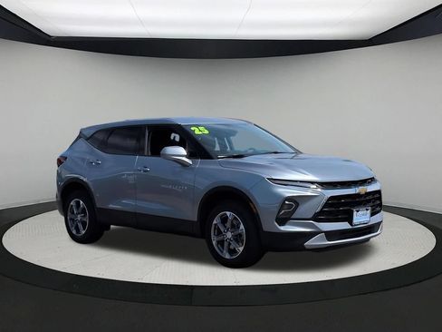 Used 2025 Chevrolet Blazer LT FWD image 2