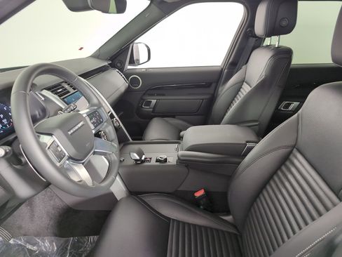Used 2025 Land Rover Discovery S image 4