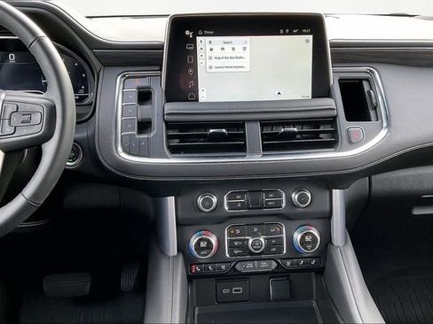 Used 2024 GMC Yukon SLT w/ SLT Luxury Package image 9