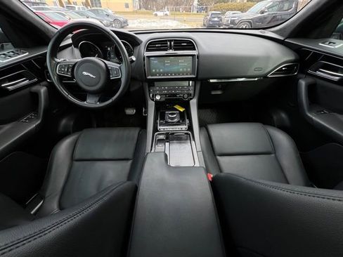 Used 2019 Jaguar F-PACE Premium image 2