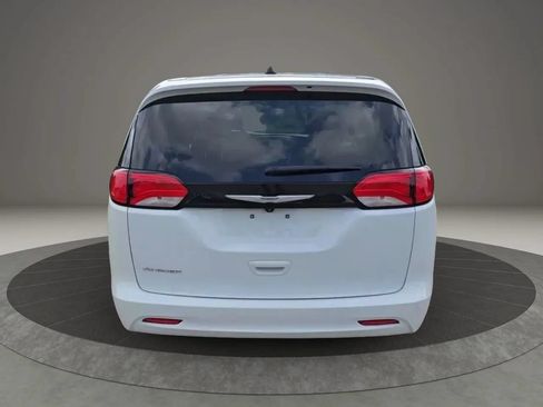 Used 2022 Chrysler Voyager LX FWD image 5