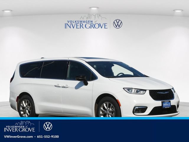 Used 2026 Chrysler Pacifica Limited FWD image 1