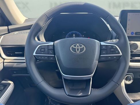 Used 2025 Toyota Grand Highlander AWD image 16