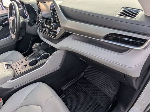 Used 2022 Toyota Highlander XLE image 20