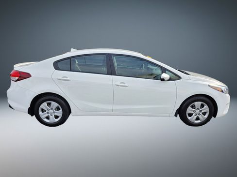 Used 2018 Kia Forte LX image 2