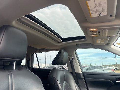 Used 2021 Toyota Highlander XLE FWD image 28