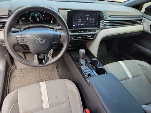 Used 2025 Toyota Camry SE w/ Convenience Package FWD image 14