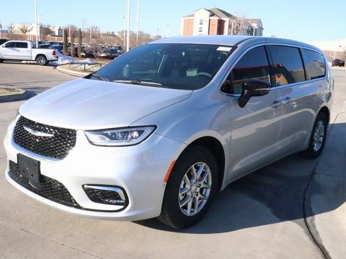 New 2026 Chrysler Pacifica Select FWD image 9