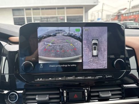 Used 2024 Nissan Pathfinder Platinum w/ Black Appearance Package image 7