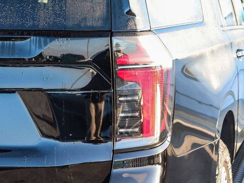 Used 2025 Chevrolet Suburban Z71 AWD/4WD image 10