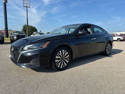 Used 2025 Nissan Altima 2.5 SV FWD image 2