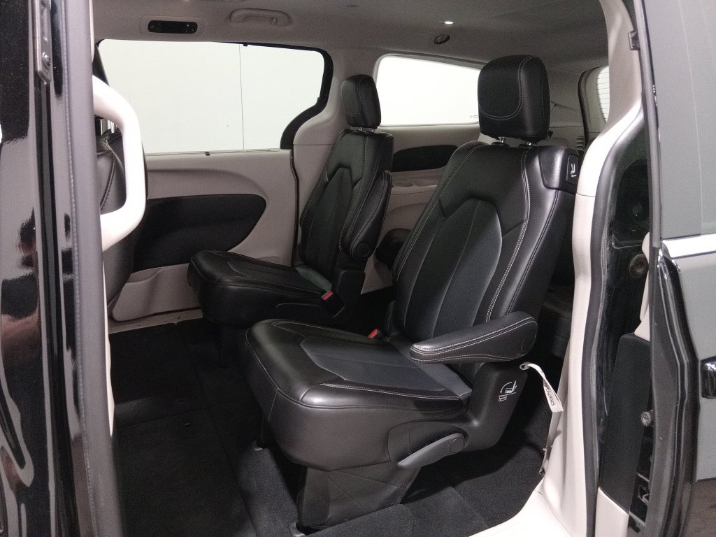 Used 2024 Chrysler Pacifica Touring-L FWD image 14