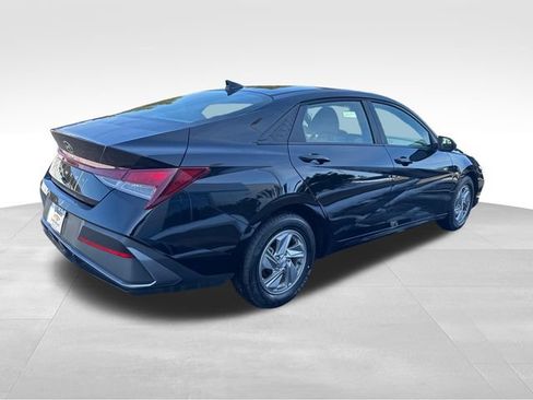 Used 2025 Hyundai Elantra SE FWD image 6