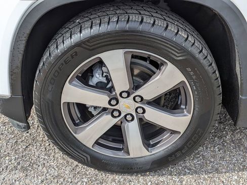 Used 2021 Chevrolet Traverse LT w/ LT Premium Package image 11