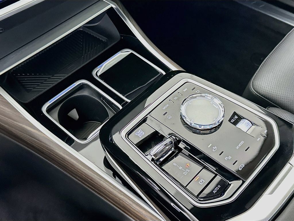 Certified 2025 BMW 740i w/ Premium Package RWD image 17
