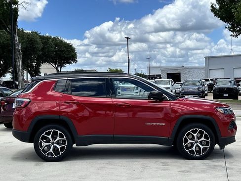 Used 2025 Jeep Compass Limited AWD/4WD image 3