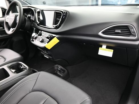 Used 2026 Chrysler Voyager LX image 40