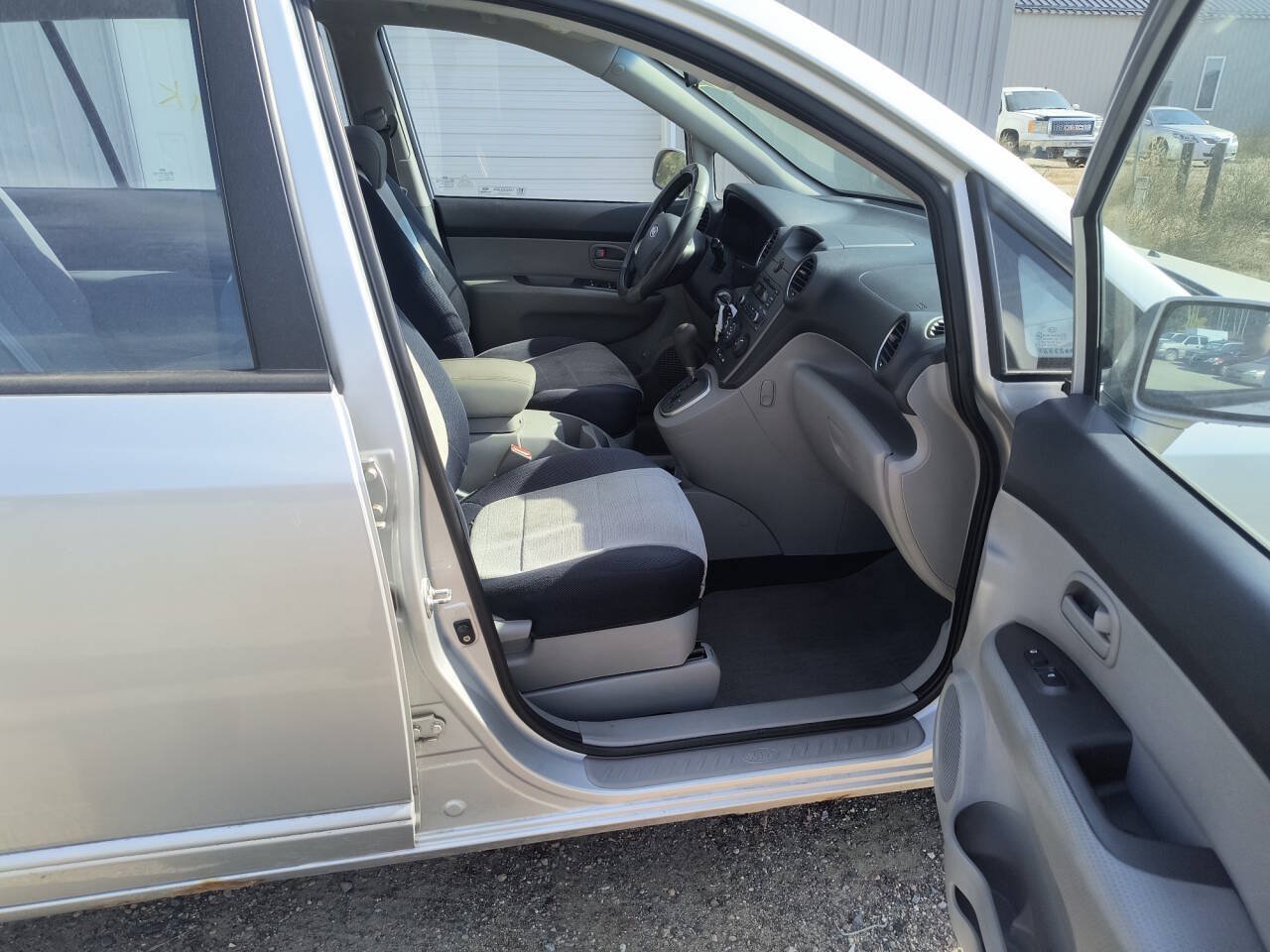 Used 2008 Kia Rondo FWD image 27