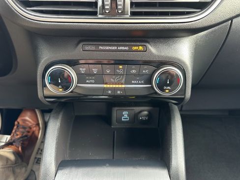 Used 2022 Ford Escape SE w/ SE Sport Appearance Package image 18