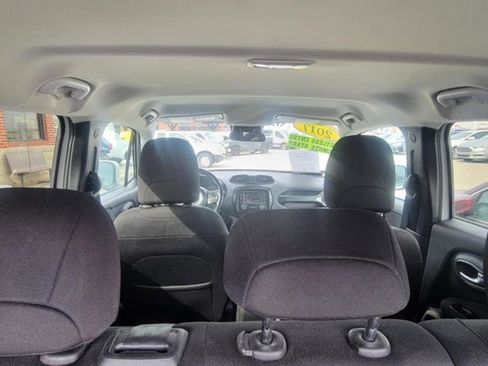 Used 2017 Jeep Renegade Latitude w/ Cold Weather Group image 12