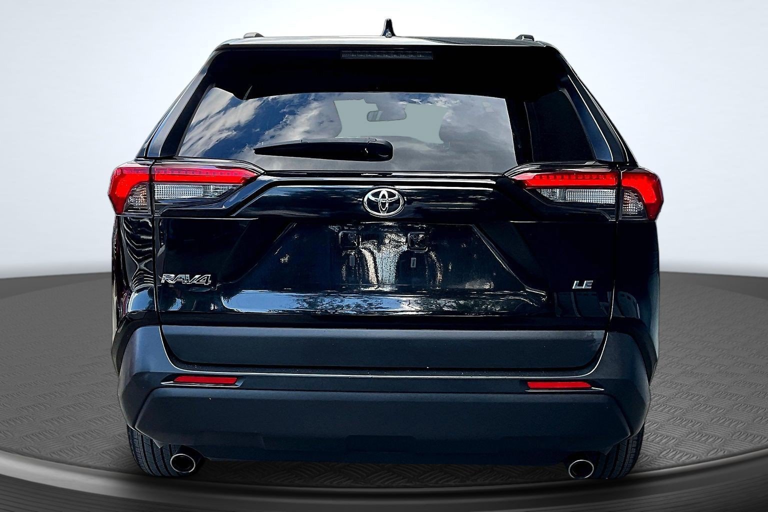 Used 2021 Toyota RAV4 LE FWD image 4