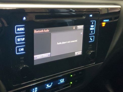 Used 2018 Toyota Corolla LE FWD image 30