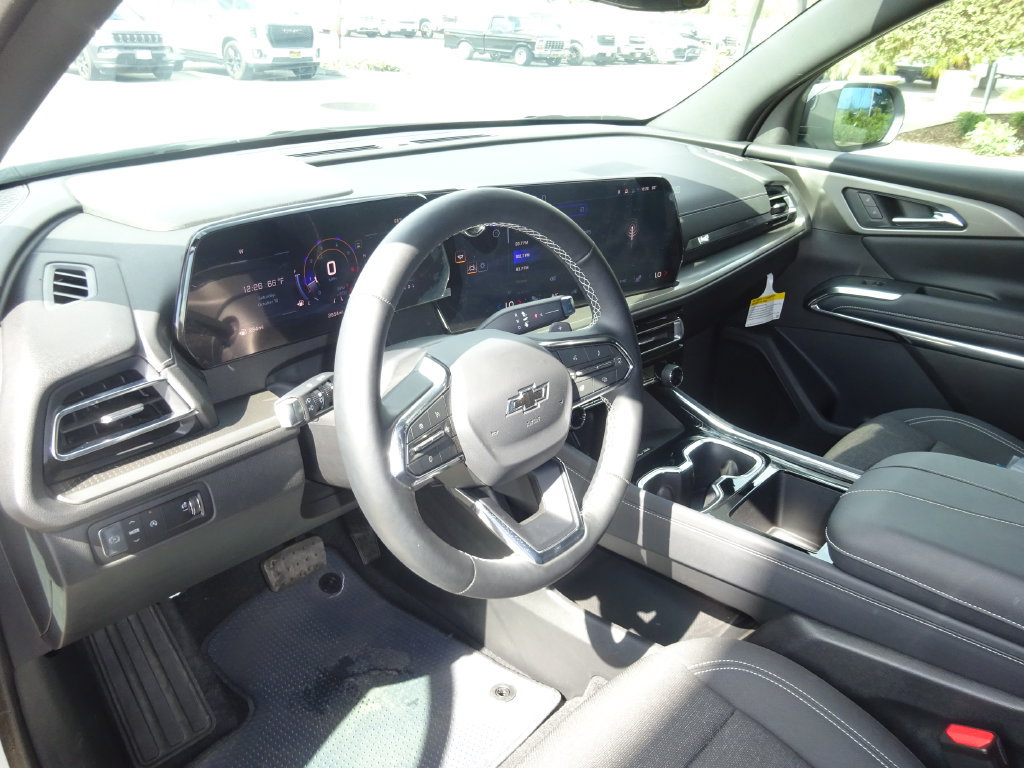 Used 2026 Chevrolet Traverse LT w/ Midnight/Sport Edition FWD image 11