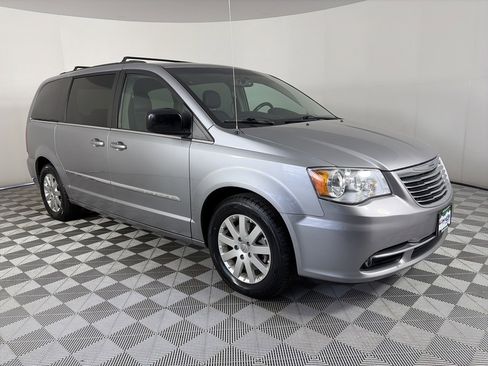 Used 2015 Chrysler Town & Country Touring image 1
