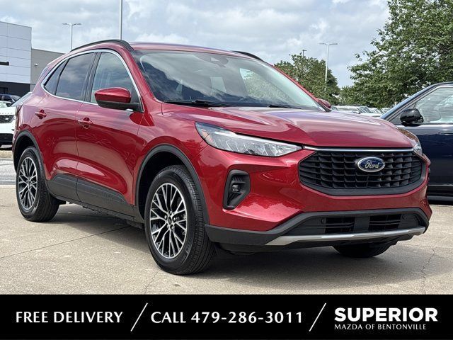 Used 2025 Ford Escape SE w/ Class II Trailer Tow Package FWD image 1