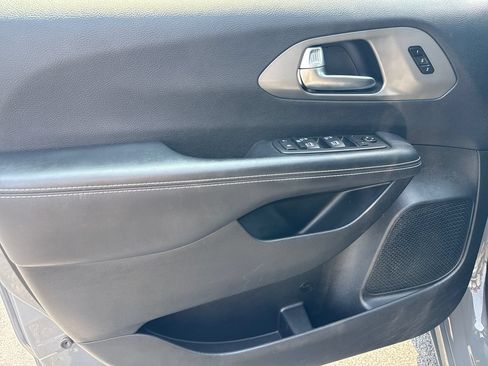 Used 2025 Chrysler Pacifica Select FWD image 16